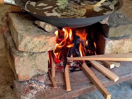 #记录身边的老手艺 #民间手艺 #农村生活 #老手艺 桐油熬制方法,需要注意几个点:1.先大火后小火;2.竹片需要一直在油里搅拌;3.竹片变黑后需要反复测试桐油的粘稠度;4.直到粘稠度反复拉丝不断才算可以;5.一定要冷水瞬间冷却,冷水变热后及时换冷水;6.搅拌动作从熬制开始到最后桐油完全冷却才停止。