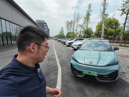 2026款与众06:哪些升级点含金量更高? 2026 款与众 06 焕新了,共享 CEA 架构,外观新增暮蓝色,内饰四屏联动,升级 ID.S 5.4 系统与联发科芯片,AI 大模型赋能。标配高速 NOA、AR HUD、透明底盘,后轮改为盘刹。续航达 528km,近 50 项优化,主打高性价比,5月23日上市公布最新价格。#与众06 #CEA架构