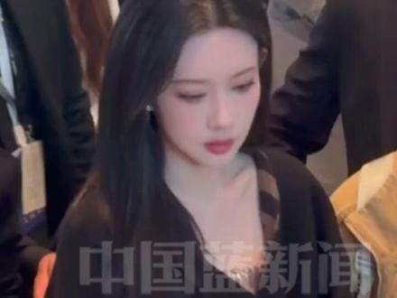 孟子义拍戏参加活动连轴转,坐红眼航班赶到香港参加活动,现场剧宣传依然状态超好,高情商,反应快。和何与合体宣传新剧《百花杀》,主持人现场磕CP。#孟子义 #何与 #百花杀 #将门毒后