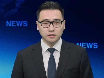 浙产AI短剧出海拿奖,背后是一群00后 4月1日,国家广电总局新规出台:分级审核、强制标注“AI生成”,并划下清晰的内容红线。4月6日,尼泊尔国际电影节上,一部由“00后”团队主创的AI短剧《有山灵》,一举摘回最佳AI影片奖。这是浙产AI短剧在国际舞台上的高光时刻。当潮水退去,这支00后剧组究竟凭何胜出?近日,记者探班《有山灵》剧组,试图揭开他们逆势生长的逻辑。
新规落地前,行业正卷入一场前所未有的“效率竞赛”。一部数十集的AI短剧,生产周期往往只需2到4周。然而,《有山灵》的诞生用了整整8个月。02年出生的导演庞佳表示,“在《有山灵》剧组,传统的‘导演中心制’转向了‘剧本中心制’。这个故事是小伙伴们一起‘玩’出来的,我们都很喜欢《山海经》的世界观。”
无论技术如何迭代,好故事和好表达始终是核心。云雾缭绕的药庐、金碧辉煌的蓬莱洲在AI工具下渐次成形。当一幕幕东方奇观呈现在国际评委面前,打动他们的不仅是画面,更是那份讲好故事的从容。