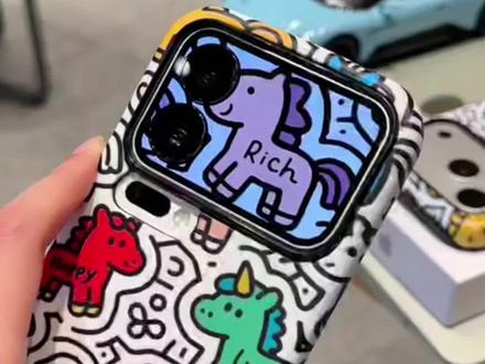 #涂鸦小马 #手机壳 家人们谁懂啊?这个涂鸦小马手机壳也太可爱了吧!它是这种硬壳的,质感超好,而且上面还有个小马的图案,真的是萌翻了好吗!我真的爱惨了这个小马手机壳,姐妹们赶紧冲吧!#硬壳 #小马图案 #质感超好