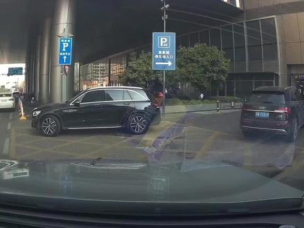 给人整无语了,以为在现实中遇到了尊贵的理想车主!😅#停车场 #理想汽车 #问界 #乱停车 #问界