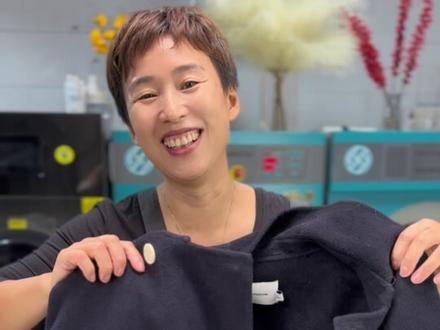 羊毛大衣很容易粘上毛絮很难打理,怎么打理快速又干净?教你一招轻松解决。#洗羊毛大衣妙招 #羊绒大衣 #清洁妙招 #双面羊毛大衣 #大衣毛絮清理