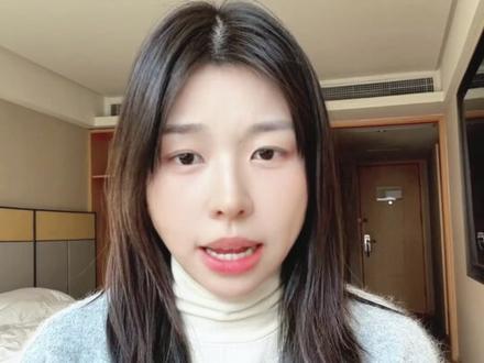 韩束面膜还能不能用?12月25日,央视报道称两款韩束面膜被检出表皮生长因子EGF,EGF是临床用于烧伤、创伤修复的药用活性因子,国家药监局早在2019年就明确:不得作为化妆品原料使用。而随后韩束迅速出示检测报告,称未检出EGF。同一个产品,为什么会有完全相反的检测结论?咱来扒扒背后的真问题。#韩束 #国货护肤 #央视曝光 #韩束面膜 #表皮生长因子