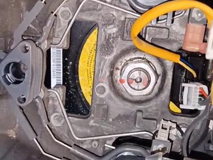 江淮瑞风S3主驾驶气囊拆卸小技巧,此车没有螺丝固定!