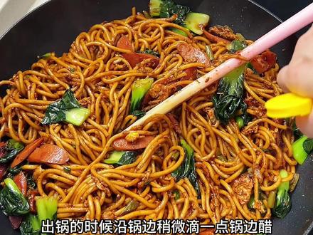 简单好吃的火腿鸡蛋炒面,好吃到舔盘子!#面条的n种吃法 #炒面