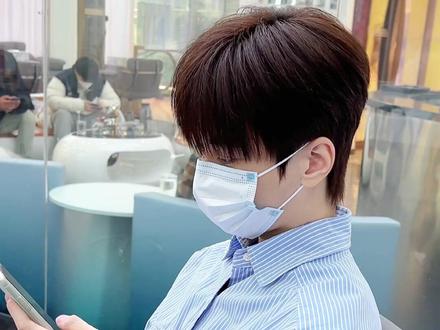 2023夏季男生发型流行趋势来了✅发型长度7~10厘米,在原有的碎盖基础剪出高层次,让刘海和两侧达到自然垂落的碎发效果,让发型看起来更加清爽✅自来卷以及沙发的帅锅们也可以拥有这款少年感碎盖发型,头顶可采用蛋白矫正技术做出光泽度和柔顺感,最后正常裁剪即可✅发型打理方法很多,刘海可以根据自己审美和喜好做微分效果,头顶也可以烫一个自然的蓬松度,显得更加立体✅#银川男生剪发哪里好 #微分碎盖 #剪发前vs剪发后