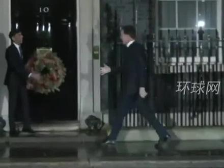 英国首相迎荷兰首相被锁门外,在潮湿且寒冷的天气中等待近20秒