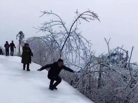 下雪天打滑,这简直是大型社死现场。#雪天打滑 #搞笑视频