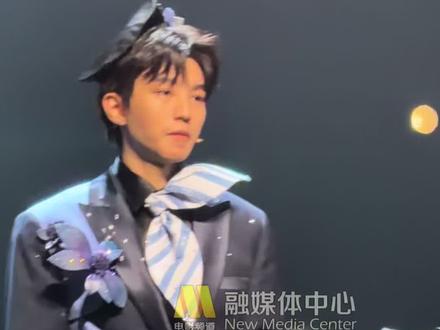 #王俊凯说首演话剧是很美妙的过程 #王俊凯 话剧#趁世界还年青 首演现场,小凯说首演话剧的过程很美妙,“有点像打关卡,一步步跟大家见面特别开心。”好戏开场,不同舞台上的小凯太惊喜!继续期待接下来的表演~