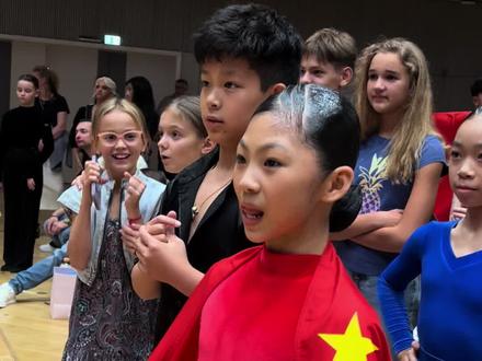 💜恭喜【林意涵】披上中国红🇨🇳💜
荣获2023年德国GOC国标舞世界公开赛(体口)最大赛事第一届真正意义上的世界女单无年龄差组别【冠军🏆】成为GOC第一个世界女单冠军🏆@DANCEBABY @平潭CNC领舞者文化传媒 @贝蒂舞鞋 @贝蒂蓝舞者-大魔王 @莱索兔儿童彩妆-💃拉丁舞系 @林意涵 @蓝舞者Bluedancer