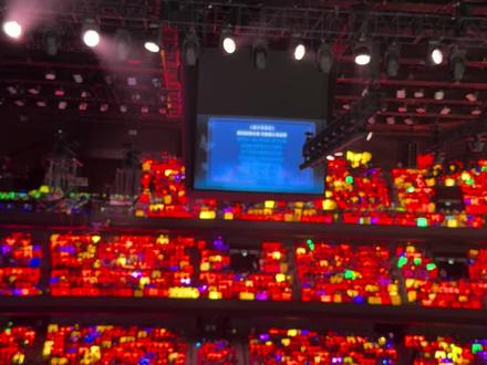 接近尾声的大合唱
其实刚看完无所不能top已经哭的稀里哗啦的 这一下更是让我爆哭了
第一次看演唱会就遇到这么浪漫的大家 好幸福 好幸运
#浪漫主义演唱会 #top专场 #大合唱