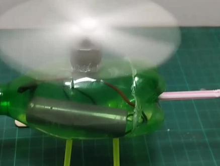 如何用塑料瓶制作迷你电动直升飞机#小学手工制作大全 #我爱发明我爱制作 #科技小制作 #科学类玩具制作 #幼儿简单科技小制作