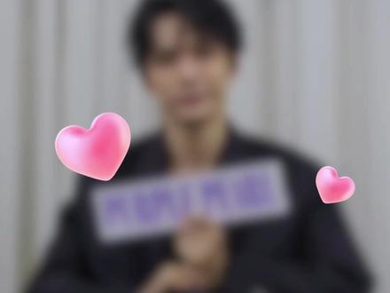 请@陈建宇_De 为粉丝们现场创作一幅简笔画,他即性创作出这幅来⬇️,一整个宠爱被拉满~镜头记录下了这一暖心的瞬间之后,我们此次的合作也要和大家说再见啦~感谢大家一路相伴,期待下一程再相逢!
#陈建宇# #陆臻# #臻臻# #德德# #陈建宇爱之谜局风格大片#