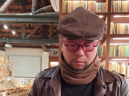 在重庆如果有人说你是耙耳朵,恭喜你!
耙耳朵 释义:怕老婆、疼老婆、听老婆话的男人,川渝特色褒义调侃。
例句:重庆男人个个都是耙耳朵,不是怕老婆,是疼老婆,家庭才幸福和睦。
《重庆地方语言文学》用老照片结合 AI,教重庆方言。传承地域文化,唤醒记忆,感受重庆独特魅力!