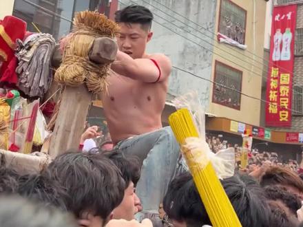 你们的男神林铭钊,今年又被锤了,不知道的以为是在打架,其实这是盐灶每年的正常操作,据说越锤越兴旺!#林铭钊 #澄海盐灶拖神 #盐灶拖神 #广东汕头 #盐灶游神 @DOU+小助手