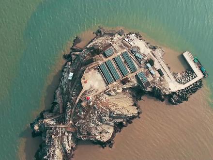在黄海的波涛之上,有一座渺小却又无比伟大的岛屿——开山岛,它宛如一颗璀璨的明珠,镶嵌在祖国的海防前哨。
开山岛,面积仅有0.013平方千米,却承载着厚重的历史与使命。这里怪石嶙峋,陡峭险峻,全岛由墨褐色的岩石构成,海蚀崖环绕四周,仿佛是大自然为它铸就的坚固铠甲。岛上植被稀疏,仅有少量的灌草丛顽强地生长着,在海风的吹拂下,诉说着岁月的沧桑。
这座弹丸小岛,战略位置却极其重要。1939年,侵华日军以开山岛为跳板,登陆灌河南岸,给当地人民带来了沉重的灾难,那段惨痛的历史,让开山岛成为了铭记民族苦难的重要见证。建国后,它被列为一级军事禁区,部队驻守于此,筑起了保卫祖国海疆的坚固防线。
然而,1985年部队撤防后,开山岛的守护任务落在了民兵的肩上。在艰苦的条件下,一批又一批的民兵来了又走,直到1986年,王继才和妻子王仕花登上了这座孤岛,从此开启了长达32年的守岛传奇。
32年的时光里,王继才夫妇以岛为家,与孤独为伴,在缺水缺电、植物都难以存活的环境中,默默坚守。他们每天坚持升国旗,让五星红旗在海岛上高高飘扬,那一抹鲜艳的红色,成为了黄海之上最动人的风景。他们克服了常人难以想象的困难,用青春和热血,诠释了什么是坚守与担当,什么是爱国与奉献。
如今,开山岛已成为国家AAA级红色旅游景区和全国爱国主义教育示范基地。岛上的王继才先进事迹展示馆,用一幅幅图片、一件件实物,生动地讲述着王继才夫妇守岛卫国的感人故事。那座由中国美术馆馆长吴为山创作的王继才铜像,扶着望远镜凝视远方,仿佛依然在守护着这片海域。还有那一排排营房、一条条巡岛之路,都见证了王继才夫妇的坚守与付出。
登上开山岛,海风拂面,涛声阵阵,让人仿佛穿越时空,看到了王继才夫妇忙碌的身影。在这里,你可以感受到那份坚守的力量,领悟到爱国的真谛。开山岛,不仅仅是一座岛,更是一座精神的丰碑,激励着我们在各自的岗位上,坚守初心,担当使命,为祖国的繁荣富强贡献自己的力量。#航拍 #开山岛