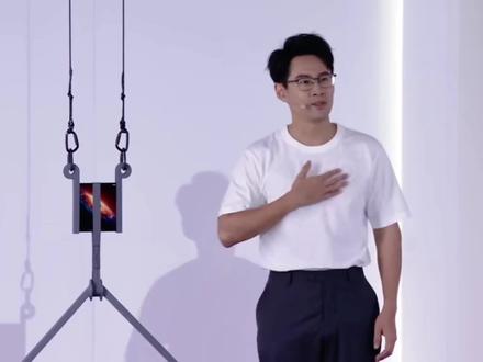 荣耀magicV6能掉起一个80公斤重的成年人还能做引体向上 #荣耀magicv6 #荣耀手机 #折叠屏手机