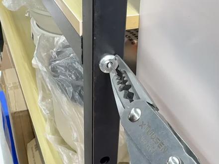 这样拧内六角螺丝比手动快多了,关键不废手啊!#施工现场实拍 #内六角扳手 #五金工具