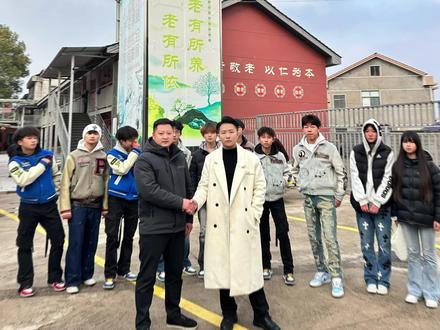 🍃今天带学生去御陇湾养老院看望爷爷奶奶,尽自己的微博之力,给她们送温暖,也带学生粉丝做点有意义的事,刚回来石门县,希望弟弟妹妹,哥哥姐姐,叔叔啊姨,爷爷奶奶多多支持,我会在正能量道路上继续加油!不忘初心,砥砺前行👊#vlog十亿流量扶持计划 #爱心公益 #正能量