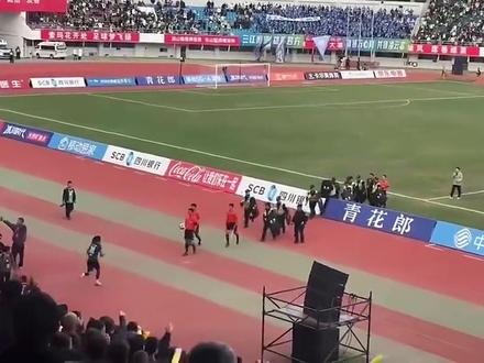 大快人心! 川超球员飞踹+拳击裁判,全国禁赛5年! #川超 #日火瓦体 #dou来足球季