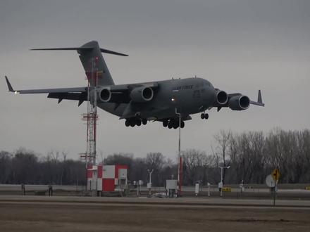 美国总统车队从哪来?揭秘C-17环球霸王运输机的空中搬运术 #运输机#c17#c17运输机#军事装备#军事科普@DOU+小助手