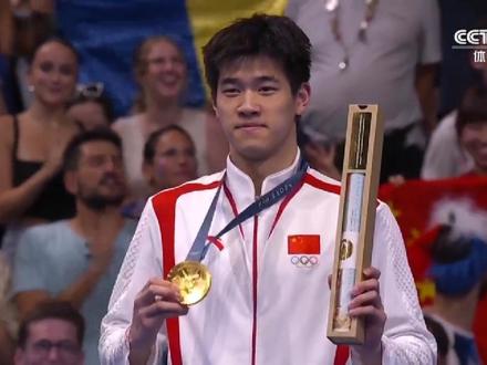 中国队游泳首金🥇潘展乐,破世界纪录夺冠!
2024年巴黎奥运会男子100米自由泳决赛中国选手潘展乐以46秒40的成绩打破世界纪录夺得金牌🥇
目前,该项目的世界纪录和奥运会纪录保持者都是潘展乐🎉🎉🎉
赛后采访中,潘展乐十分激动,他表示“今天终于把他们所有人都拿下了!在最难游的池子打破世界纪录,是非常好的表现。为中国游泳队拿了一个很棒的开门红!”这是中国游泳运动员首次登上该项目奥运最高领奖台这也是中国游泳队在本届奥运会上获得的首枚金牌潘展乐站上世界泳坛之巅,义勇军进行曲响彻奥运赛场!
此前的男子100米自由泳半决赛中,潘展乐以47秒21的成绩排名第一晋级决赛此外,本届奥运会男子4×100米自由泳接力决赛中潘展乐第一棒以46秒92的成绩打破奥运会纪录。
潘展乐,好样的!#潘展乐 #潘展乐100米自由泳夺金 #夺金时刻