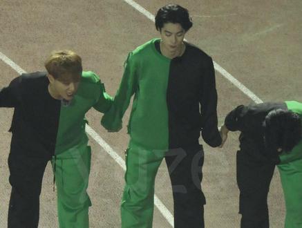 冲浪王鹤棣 以下范上 手势庆祝夺冠 #王鹤棣