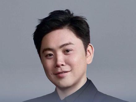 追觅CEO俞浩:
建议年轻人别炒股
到45岁以后才是钱生钱
5月6日,俞浩在社交平台发文称,“今天又到股市的交易日,但我建议年轻人不要买股票,我自己是不买任何股票的。我觉得在45岁前就应该用你的智力、勤奋去换来钱,到45岁以后才是钱生钱。 ”
在他看来,之所以总能听到身边的人因为买股票而有所收益,其实“是一种幸存者的偏差”。另外一个原因则在于,不应赚太容易赚的钱。
“即使你在股市赚了钱,这个钱来得太容易了,容易的钱挣多了,你以后就不愿意再去挣难的钱了,这个时候心态已经发生了变化。”俞浩说。
不过他强调,如果尝试做了投资也没关系,毕竟“牛顿年轻的时候也做了股票投资,也亏了钱”,但不要留恋。
针对“富二代”群体,俞浩也表达了自己的看法,称不建议他们去做投资,应该自己去创业,或者老老实实在一家公司好好地工作和发展。(来源:第一财经 编辑:尚骏翼)
