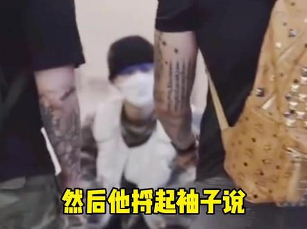 今天的快乐也是#范丞丞 给的 哈哈哈哈哈 在花臂大哥面前秀自己的“儿童纹身” 过分可爱的胜负心!