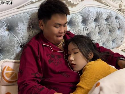 悦悦半夜不睡觉,非要让小波哄着睡,小波竟然放屁整悦悦 #原创视频 #搞笑夫妻 #婚后生活 #一定要看到最后