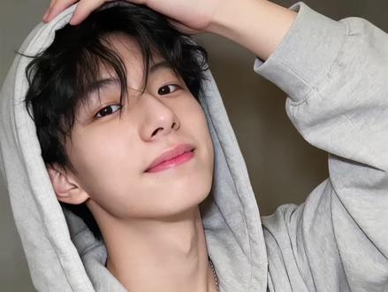 “少年在 光和救赎就在”#氛围感写真 #男生写真 #豆包ai #豆包p图已经nextlevel了 #帽衫 豆包p图指令 帽衫照片ai 男生氛围感照片