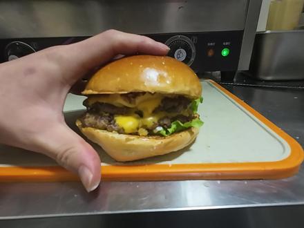 谁懂啊家人们!在太原吃一顿正宗美式汉堡真的太贵了😭美式汉堡天花板公式!保姆级教程来了!
自己在家做,成本才不到10块钱,巨无霸同款,一口直接爆汁!手残党也能轻松拿捏!#美食vlog #创业vlog #汉堡教学 #汉堡教学配方技术培训 #美式汉堡胚