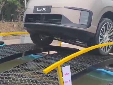 暴雨天别再赌油车涉水了,看看电车到底强在哪? #小鹏GX涉水700毫米安全稳行
#小鹏GX
#小鹏汽车