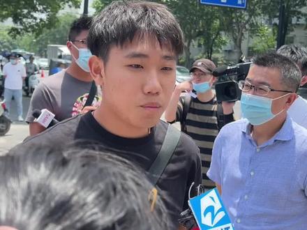 考点第一个出考场的男孩,提前交卷是为什么?#浙江高考#高考加油(青春浙江:陈勇 唐铖 弓玉 娄煜)