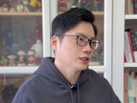 JOJO之父:用“丑陋美学”成为漫画之神 日本漫画界有个异端,代表作刚问世,所有人都在质疑:这么丑的肌肉怪物也能当主角?
-
但38年后——古驰(GUCCI)求着他画联名漫画,宝格丽把'杀手皇后'做成天价珠宝,全世界的艺术馆为他办展。
他就是《JOJO的奇妙冒险》漫画作者荒木飞吕彦。
-
荒木飞吕彦的职业生涯是一部关于“坚持”的史诗。38年来,荒木交稿的误差时间不超过3小时:每天10点起床,工作12小时,从不熬夜。
-
这种近乎固执的创作韧性,和荒木笔下角色的“黄金精神”理念如出一辙:人类最强大的力量,是永不妥协的意志。
从空条承太郎为保护家人直面命运,到徐伦在监狱中捍卫自由,每一场战斗都是对人类精神的极致赞美。
-
(题外话:之前瑞幸和《石之海》联名,7天卖了659万杯。这都印证了JOJO IP的破圈能力。也证明了,真正的顶流IP,已经超越了作品本身,成为了读者们的精神图腾)
#漫画 #JOJO #热血