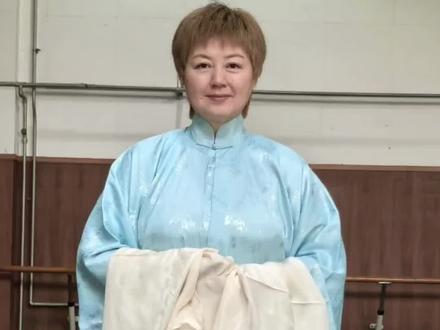 投袖:腕劲要脆,袖直如箭,忌软塌。
抖袖:腕活指灵,袖波连绵,忌僵硬。
口诀:投袖重劲,抖袖重韵;身袖合一,情动于中。#戏曲基本功训练 #水袖动作教程 #戏曲爱好者必看 #国粹传承 #戏曲身段练习