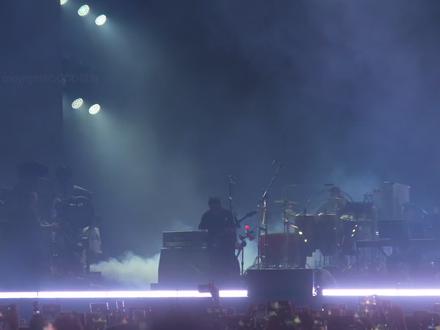 《署前街少年》
作词:赵雷
作曲:赵雷
如果你到西街旅店为我带包烟
无名胡同拐进十五米是那商店
红色夕阳微微照着行乞人的脸
如果有零钱的话请全部交给他
红墙水泥地的商店配的是红瓦
柜台前的老人在和客人讲笑话
西街浴池蒸气腾腾没人想回家
怎么一下子连个人影都不见了
昊天塔下偷钱的少年已回来了
淹没膝盖的白雪它们去哪了
学校门前辍学的青年在等我吗
是否还记得我眼角上面的伤疤
呜 我不是懦夫 不想在你面前哭
呜 署前街的黄昏 只有我一个人
——记录于2025.10.05太湖湾音乐节
设备:索尼Zve1+70- 200 F4 II OSS、大疆Pocket3+DJI MIC2
#赵雷 #署前街少年 #太湖湾音乐节 #民谣 #校园霸凌