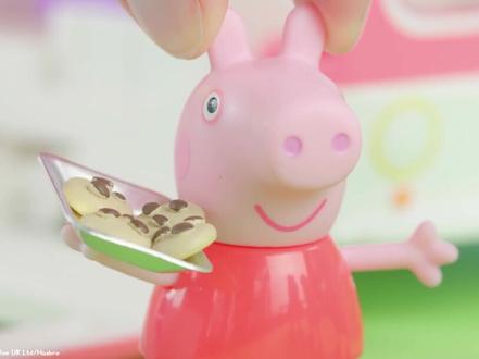 猪妈妈在房车里为大家做了美味的曲奇饼干,看上去就很好吃@孩之宝中国@抖音青少年#小猪佩奇玩具 #跟着佩奇房车去旅行#小猪佩奇玩具视频 #玩具故事#儿童玩具