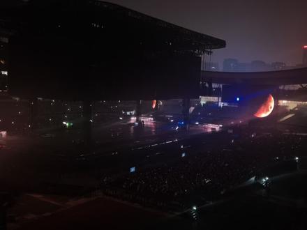 在南京奥体中心,听6万人的大合唱,会是怎样的感受?#薛之谦“万兽之王”巡演南京站#四面台演唱会才叫演唱会