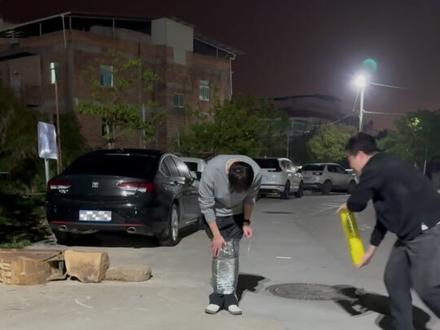 来自凌晨11点的绝望,一点都不好玩 ,保鲜膜全身束缚逃脱 #保鲜膜逃生 #脱困自救 #行为迷惑大赏 #挑战系列 #搞笑