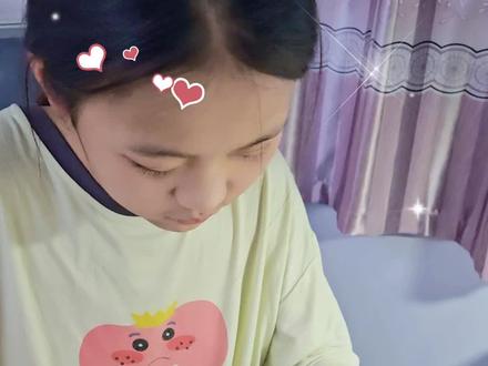 这就是我家女儿最近着迷的事情,用A4纸自制的一把手枪,还有新的武器在陆续制作当中……能把这点钻研劲用到学习上,我也就不用操心了!