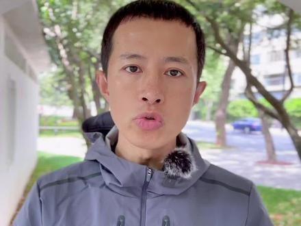 去年7月,柏油路霸团队找到我,说信哥,愿不愿意参与2代的共创。我以为,共创就是大家欢聚一堂,
提一些不痛不痒的问题,走个流程就好。结果,经过了近十个月的「相爱相杀」,我和路霸团队,感觉一起生了一个孩子。关于这双鞋,信哥有话说,一起来看看。#安踏柏油路霸 @安踏体育