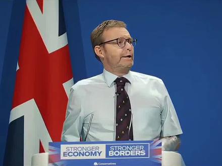 激怒伊朗的下场!英国刚同意美军用基地,不到1小时,自家空军基地被炸!