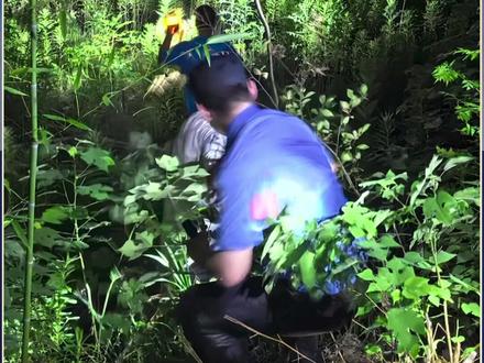 【#00后新警对9旬走失老兵说我带您回家 】#守护易走失老人回家路 “老师傅,我带您回家!”南京六合,一九旬抗美援朝老兵走失,00后新警连夜找回。 (来源:南京公安)