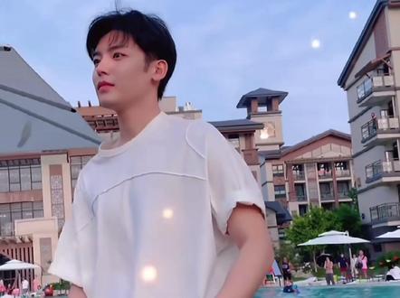 小猫哥教学如何帅气的起身😆@侯明昊Neo #侯明昊 #放飞自我系列 #教学视频 #侯明昊侯明昊侯明昊侯明昊侯明昊