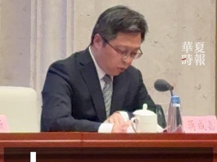 超大特大城市外地户籍学生参保无差别、待遇无区别 5月26日,在国务院政策例行吹风会上,国家医保局规划财务和法规司司长蒋成嘉表示,《国务院办公厅关于健全基本医疗保险参保长效机制的指导意见》中明确规定:特大城市、超大城市要切实落实持居住证参保政策,推动外地户籍中小学生、学龄前儿童在常住地参加居民医保。当前,全国除个别城市外,外地户籍中小学生、学龄前儿童均可持居住证本地参保。外地户籍学龄前儿童,凭父母一方持有常住地核发的有效证件,就能办理参保手续,打破户籍壁垒。
在保障待遇上,外地户籍儿童凭居住证在常住地参保后,将享受与常住地本地户籍参保儿童完全同等的医保待遇,涵盖普通门诊、住院、门诊慢特病等全部保障范围,报销比例、起付标准、药品及诊疗项目范围完全一致,各级财政也会按当地居民相同标准给予补助,真正实现“参保无差别、待遇无区别”。#超大特大城市外地户籍学生参保无差别