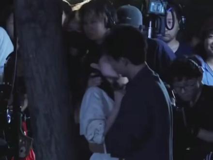 李现张婧仪《雾里青》吻戏路透,这么快就亲上了,而且亲的好用力 #娱乐评论大赏