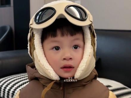 没有哪个娃能扛得住这顶飞行员帽子的诱惑,戴上直接帅炸街,就算是不爱戴帽子的娃,也能乖乖听话,闭眼入就对了!
#儿童飞行员帽 #宝宝冬季帽子#贝肽斯 #保暖又好看 #帽子