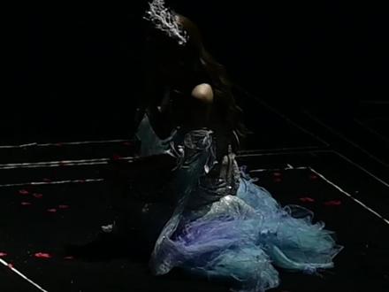 黄霄雲深圳演唱会神级十分钟,《盲选》《人鱼之歌》《爱入青云》《要不然我们就这样一万年》《没了你我依然拥有太阳》《带我去很远地方》《烟火里的尘埃》,机器人被唱歌机器唱哭,到底谁是机器#黄霄雲 #黄霄雲深圳演唱会 #神级现场 #黄霄雲演唱会